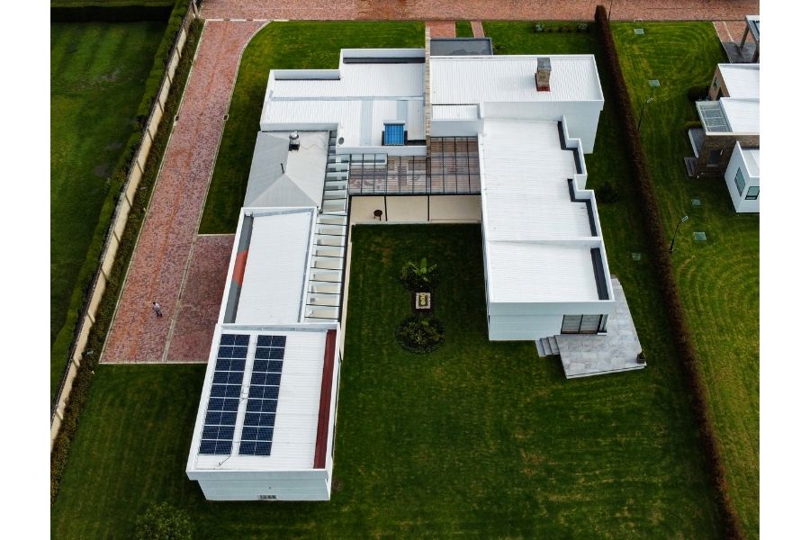 vista supertior casa Chia con paneles solares y calentador solar instalados